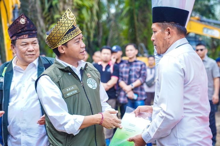 Menteri Kehutanan (Menhut) Raja Juli Antoni melakukan relokasi terhadap warga yang tinggal di kawasan Taman Nasional Tesso Nilo (TNTN), Riau.