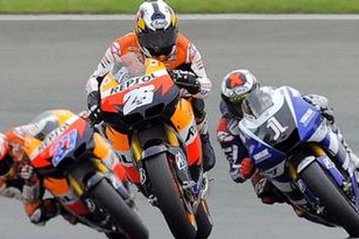 Pebalap Repsol Honda, Dani Pedrosa (tengah), mengalahkan pebalap Yamaha Jorge Lorenzo (kanan) serta rekan setimnya, Casey Stoner, pada GP Jerman, Minggu (17/7/11).