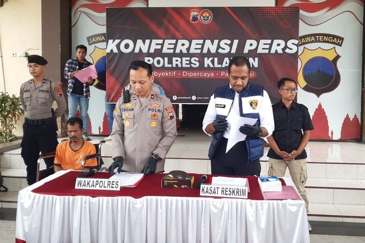 SWR (42), warga asal Bandongan, Magelang, Jawa Tengah dihadirkan dalam konferensi pers percobaan pencurian di Mapolres Klaten, Jawa Tengah, Senin (24/6/2024).