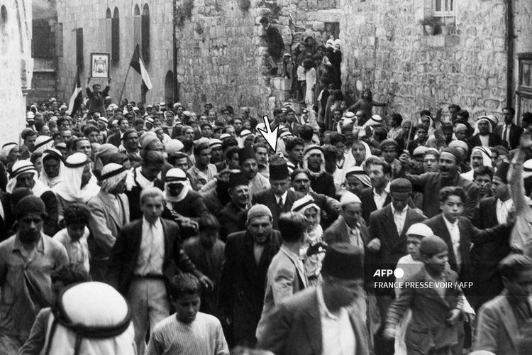 Gambar bertanggal sebelum 1937 menunjukan Jamal al-Husayni, Ketua Partai Arab Palestina, terlihat (dengan kepala sedikit menunduk) di tengah demonstrasi di Kota Tua Yerusalem menentang imigrasi Yahudi ke Palestina. 