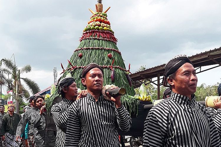 Kirab Merti Dusun Wiwit Srawung, Dusun Glondong, Panggungharjo, Bantul, 15 September 2018