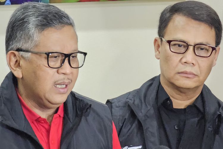 Sekretaris Jenderal PDI-P sekaligus Sekretaris TPN Ganjar-Mahfud, Hasto Kristiyanto (kiri) usai nobar debat capres kedua, Minggu (7/1/2024) malam.
