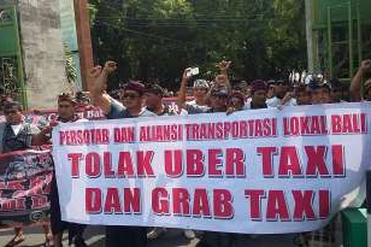 Aksi demo tolak Uber dan Grab, beberapa waktu lalu di Wantilan DPRD Bali. 