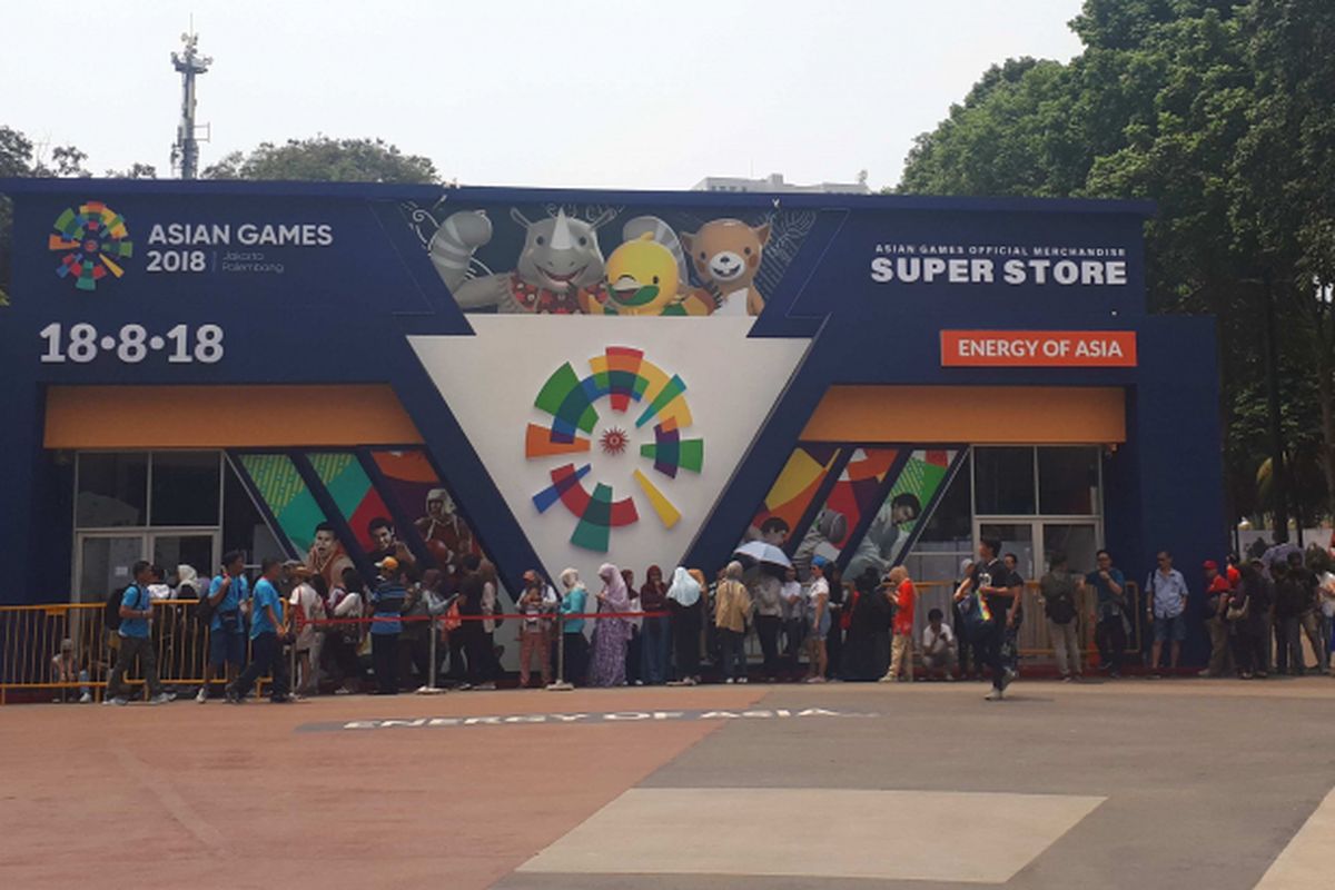 Pengunjung antre untuk masuk ke Asian Games Official Merchandise Super Store di kawasan Gelora Bung Karno, Jakarta, Jumat (24/8/2018)