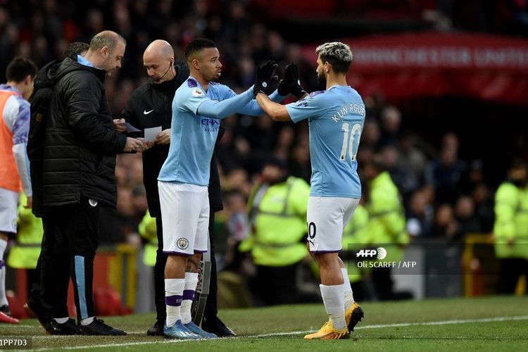 Penyerang Manchester City, Sergio Aguero, meninggalkan lapangan untuk digantikan dengan Gabriel Jesus pada laga derbi Manchester di Stadion Old Trafford, Minggu (8/3/2020).