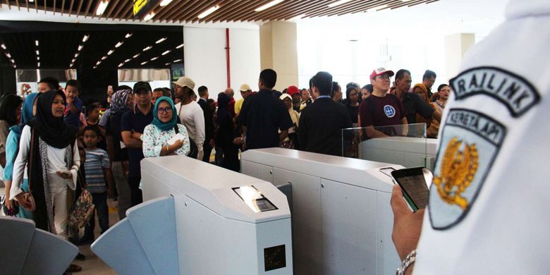 Antusias masyarakat saat hari pertama uji coba kereta Bandara Soekarno-Hatta di Stasiun Sudirman Baru, Jakarta, Selasa (26/12/2017). Uji coba KA Bandara Soekarno-Hatta dilakukan hingga peresmian operasinya pada 2 Januari 2018. Selama uji coba, PT KAI telah menetapkan harga tiket yang bisa dibeli warga, yakni Rp 30.000.