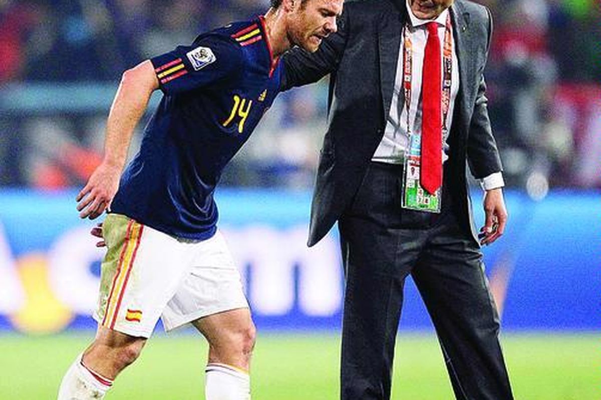 Gelandang Spanyol, Xabi Alonso (kiri), meninggalkan lapangan dengan cedera kaki kanan di tengah pertandingan dengan Cile di Pretoria, Afrika Selatan, Jumat (25/6). Cedera Alonso mengkhawatirkan Spanyol yang akan menghadapi laga berat dengan Portugal.