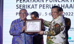 SPS Nobatkan Gubernur Syamsuar Jadi Pemimpin Terpopuler 2022 di Media Arus Utama 