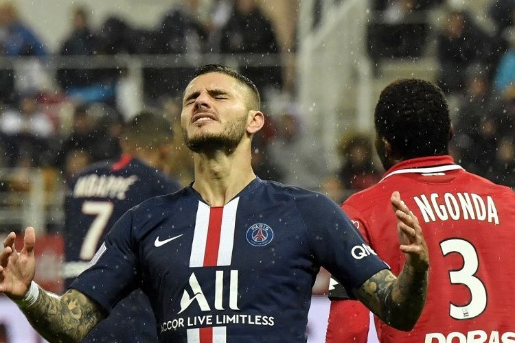 Penyerang Paris Saint-Germain, Mauro Icardi, tampak kecewa gagal menyelesaikan peluang pada pertandingan Dijon vs PSG dalam lanjutan Liga Perancis 1 November 2019. 