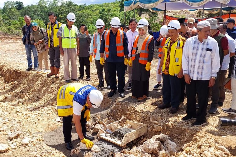 Prosesi peletakan batu pertama (groundbreaking) pembangunan rusun Universitas Muhammadiyah Buton pada Jumat (13/01/2023) lalu.