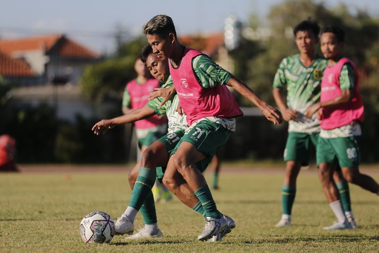 Pemain Persebaya Surabaya Risky Dwiyan Apriliyanto latihan rutin di Surabaya, Kamis (11/8/2022) sore.