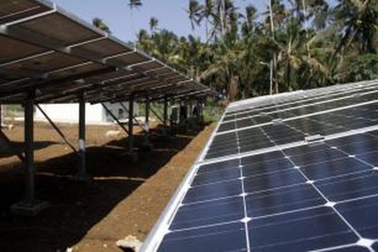 Konfigurasi panel surya pada system Pembangkit Listrik Tenaga Surya di pulau Kawaluso, Sangihe, Sulawesi Utara.