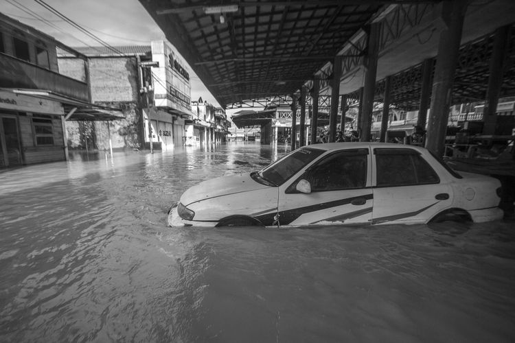 Sebuah mobil terendam banjir di Barabai, Kabupaten Hulu Sungai Tengah, Kalimantan Selatan, Senin (29/11/2021). Pemerintah Kabupaten Hulu Sungai Tengah menaikan status dari siaga bencana menjadi tanggap darurat bencana selama sepekan terhitung dari 28 nopember 2021 akibat banyak warga yang terisolir dan mengungsi serta kenaikan air semakin meningkat.