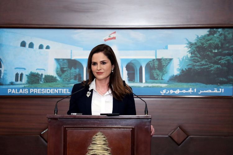 Menteri Informasi Lebanon Manal Abdel Samad saat konferensi pers di Istana Kepresidenan, Baabda, Lebanon, 25 Februari 2020.