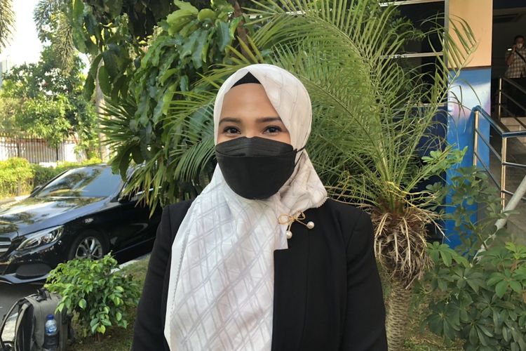 Amalia Fujiawati usai melaporkan Bambang Pamungkas di Polda Metro Jaya, Jakarta Selatan, Kamis (2/12/2021). 
