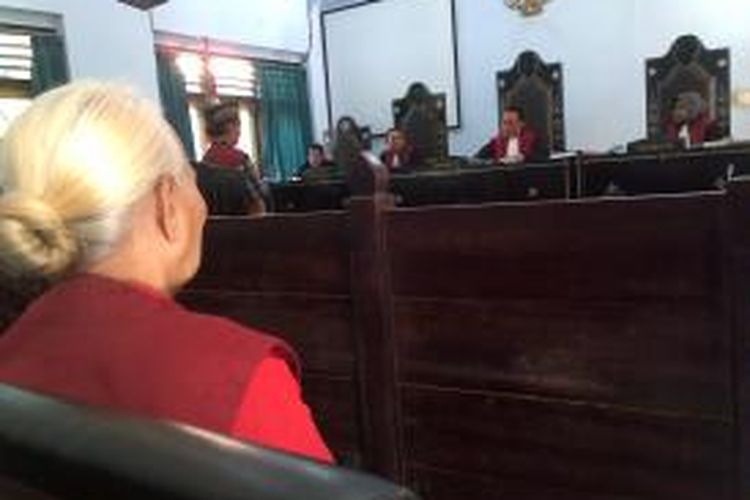 Suasana sidang putusan kasus narkoba dengan terdakwa kakek Damsiah di PN Mataram.