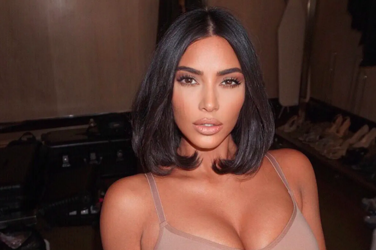 Kim Kardashian model rambut wanita rounded bob