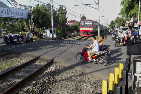 Jangan Nekat Terobos Palang Perlintasan Kereta, Ini Risikonya