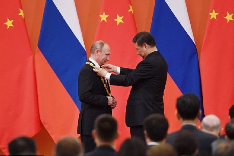 Presiden China Xi Jinping menganugerahkan penghargaan 'Medali Persahabatan' untuk Presiden Rusia Vladimir Putin di Beijing, Jumat (8/6/2018).