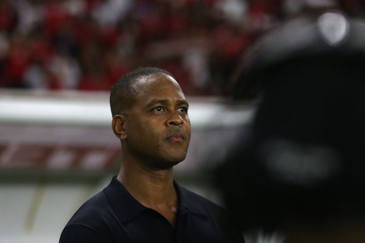 Pelatih Timnas Indonesia, Patrick Kluivert, kala mendampingi tim dalam laga FIFA Matchday melawan Lebanon di Stadion Gelora Bung Tomo, Surabaya, Senin (8/9/2025). Patrick Kluivert turut bereaksi usai hasil Timnas Indonesia vs Arab Saudi 2-3.