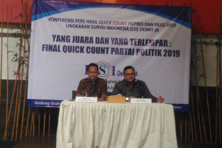 Peneliti LSI Rully Akbar (kanan) saat konferensi pers di kantor LSI, Jakarta Timur, Kamis (18/4/2019).