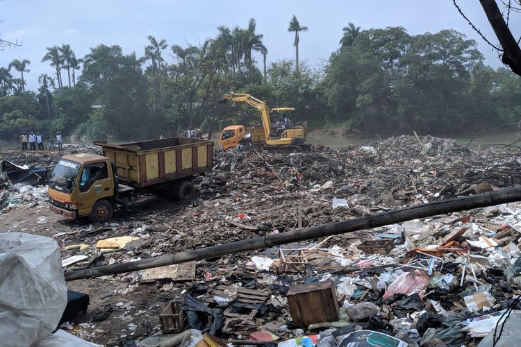 Penertiban Tempat Pembuangan Sampah Ilegal di Kecamatan Teluk Naga Kabupaten Tangerang, Selasa (17/12/2019)