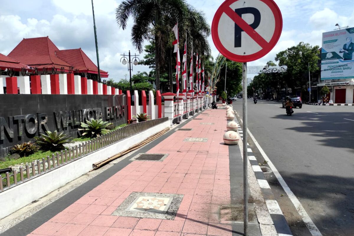 Trotoar jalan di depan Kantor Wali Kota Blitar dimana 8 pot bunga dan 2 lampu dirusak oleh JM (23), warga Blitar, pada Sabtu (6/5/2023) dini hari.
