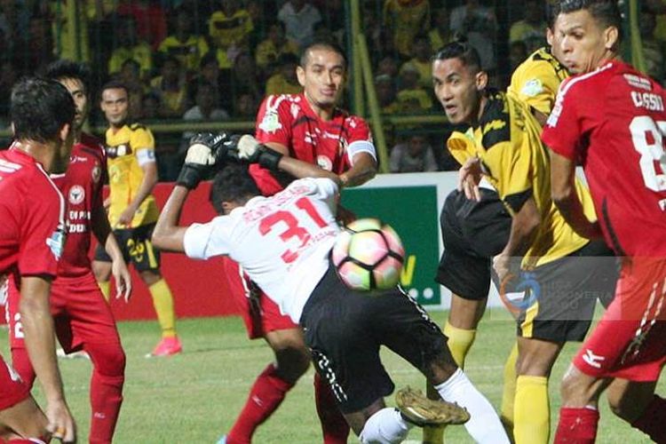 Pertandingan Liga 1 antara Semen Padang dan Barito Putera. 