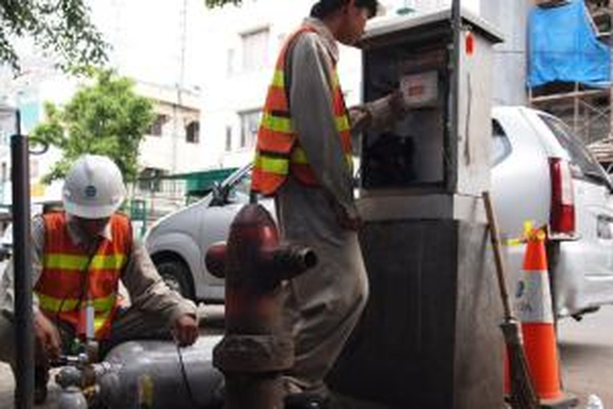 Saat ini, karut-marutnya instalasi infrastruktur bawah tanah di Jakarta membuat gas helium menjadi sangat penting. Gas helium dibutuhkan untuk mendeteksi jaringan pipa yang tak terlihat, terutama jika jaringan pipa tersebut terletak di bawah ruas jalan utama Jakarta.
