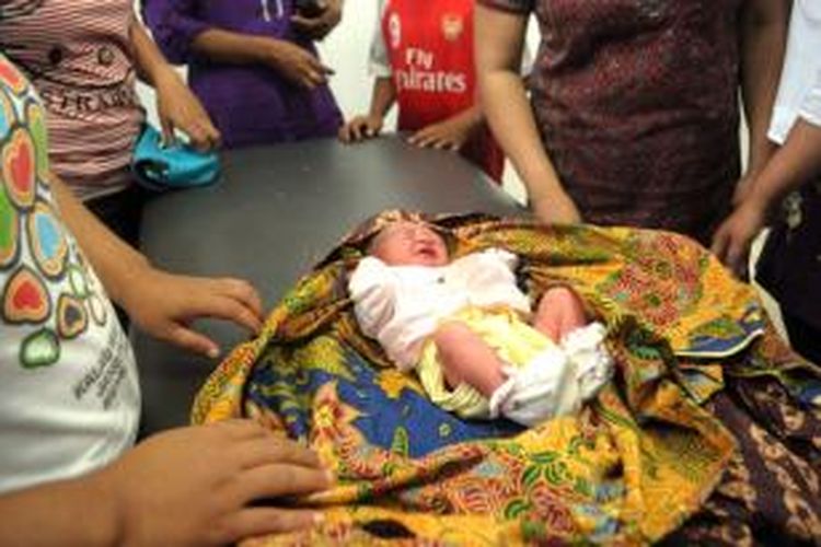 bayi laki-laki ini dilarikan kerumah sakit Benyamin Guluh Kolaka untuk mendapatkan perawatan medis