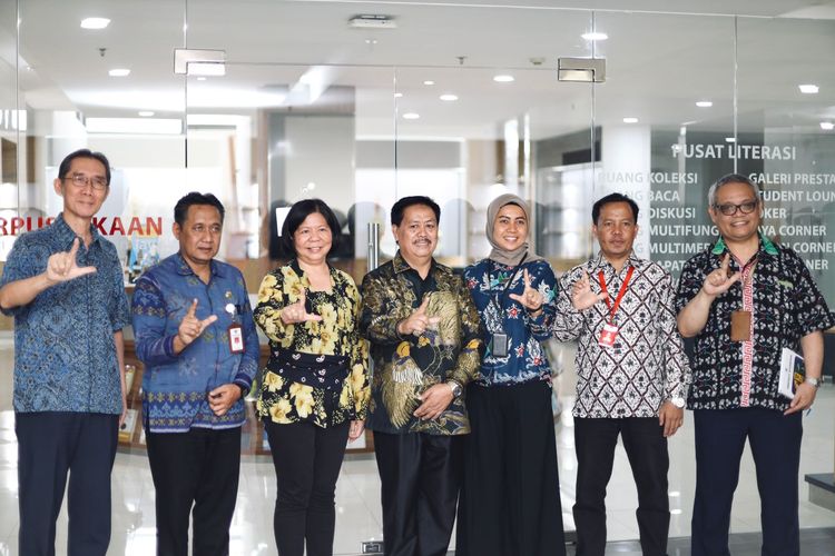 Kepala Perpusnas meresmikan fasilitas terbaru perpustakaan UPJ di Kampus UPJ, Kawasan Kota Modern Bintaro Jaya, Tangerang Selatan (8/8/2023).
.