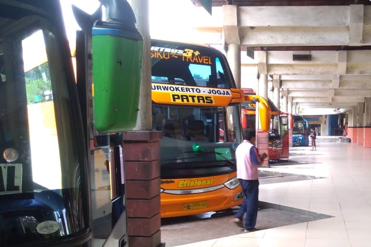 Sejumlah bus bersiap di jalur keberangkatan AKAP Terminal Bus Bulupitu Purwokerto, Jawa Tengah, Selasa (28/5/2019)