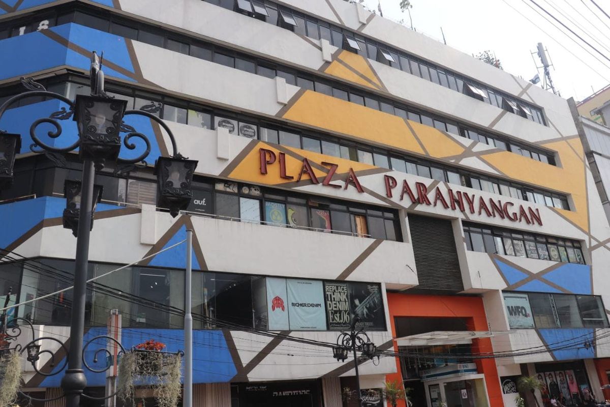 Gedung Plaza Parahyangan merupakan salah satu tempat perbelanjaan tertua di Kota Bandung. Tempat itu kini menjelma sebagai distro centre. 