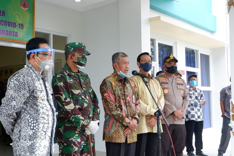 Haryadi Suyuti dan Sultan HB X saat meninjau shelter untuk OTG di Bener, Selasa (22/9/2020)