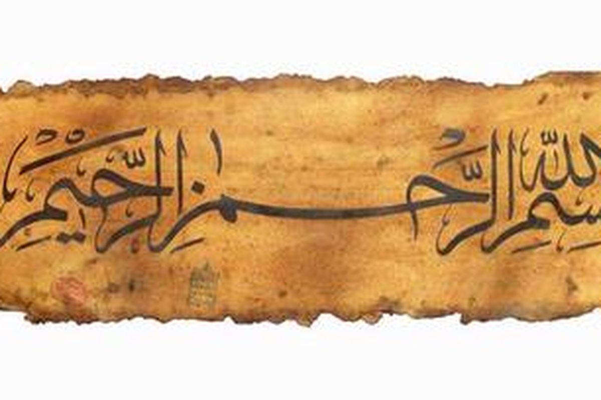 Kaligrafi tidak selalu harus diletakkan di dalam musola yang dibangun di rumah. Di ruang lain pun kaligrafi dapat menjadi pilihan Anda berkreasi, terutama di ruang keluarga dan ruang tamu.