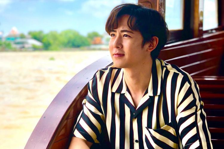 Nichkhun Buck Horvejkul atau yang lebih dikenal dengan nama Nichkhun 2PM.