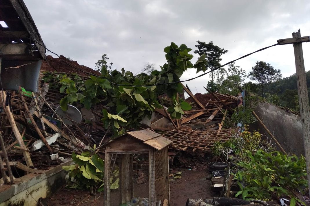 Longsor terjang rumah warga di Dusun Selopuro, Desa/Kecamatan Ngetos, Nganjuk, Jawa Timur, Minggu (14/2/2021)
