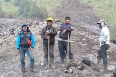 Sepekan Tak Bekerja karena Bromo Terbakar, Para Sopir Jip Terjun Jadi Relawan Pemadam Api