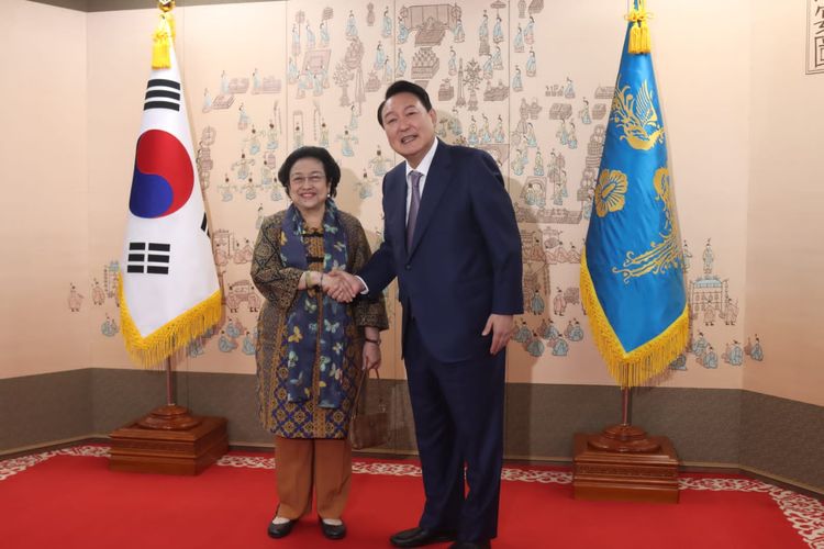 Presiden kelima RI Megawati Soekarnoputri berjabat tangan dengan Presiden Korea Sealtan Yoon Suk-yeol saat keduanya bertemu di Istana Kepresidenan Korea Selatan, Seoul, Rabu (11/5/2022).