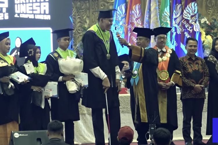 Momen Rektor Unesa Tawarkan Beasiswa S2 atau Pegawai Tetap pada Wisudawan Asal Medan