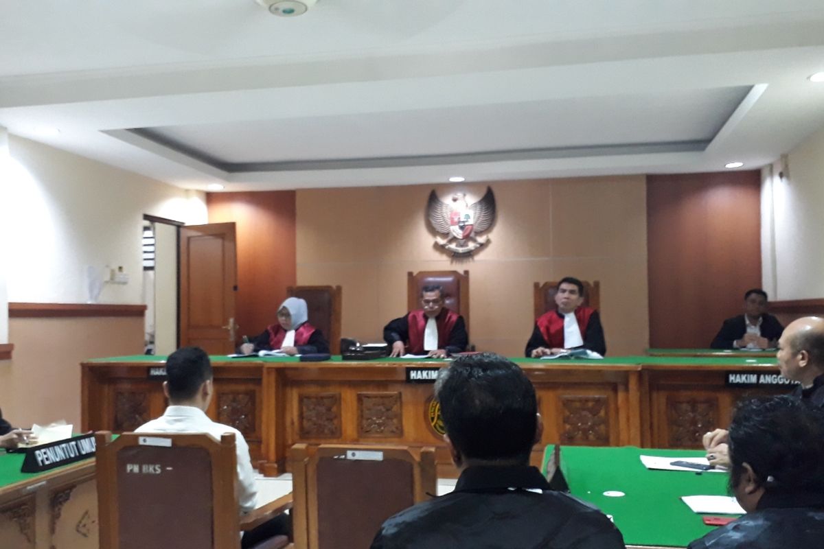 Sidang lanjutan terdakwa kasus pembunuhan satu keluarga di Bekasi, Haris Simamora di Pengadilan Negeri Bekasi, Senin (24/6/2019).