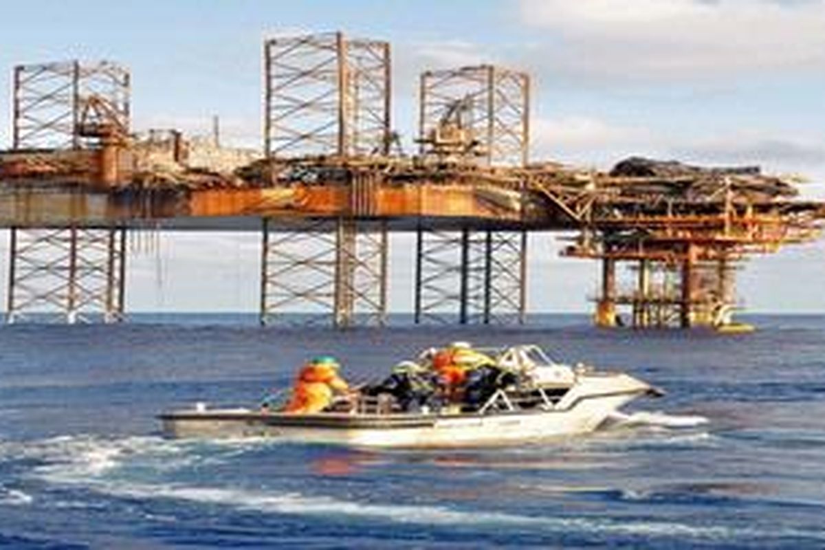 A reconnaissance team heads towards the partially collapsed Montara well head platform and the West Atlas mobile offshore drilling unit in the Timor Sea, about 250 km (155 miles) off the far north Kimberley coast of Western Australia state in this November 22, 2009 handout photo. The team carried out a safety and damage assessment on the rig which began leaking oil and gas in August and later caught fire. Picture taken November 22, 2009.