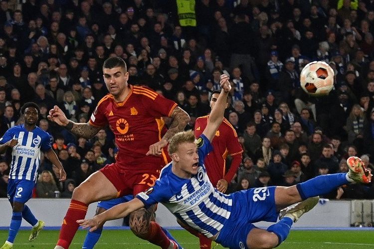 Duel perebutan bola antara Jan Paul van Hecke dengan Gianluca Mancini dalam laga leg kedua 16 besar Liga Europa 2023-2024 antara Brighton vs Roma di Stadion American Express Community, 14 Maret 2024. (Photo by Glyn KIRK / AFP)