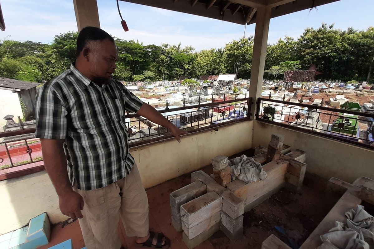 Warga Menunjukan Nisan Kayu di Makam Piyaman, Wonosari, Gunungkidul Rabu (11/3/2021)