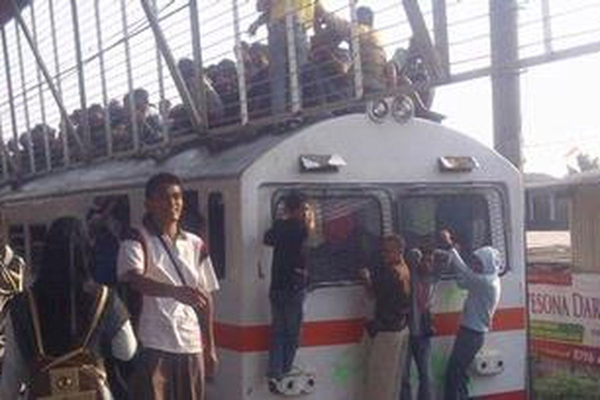 Ilustrasi: KRL commuter line dari Bogor tujuan Jakarta, Rabu (19/10/2011) pagi ini terlihat sangat padat penumpang, bahkan sampai ke atap. Ini terjadi karena mulai hari ini perjalanan kereta dikurangi, terkait dengan perbaikan tiga gardu di jalur Jakarta-Bogor. Perbaikan diperkirakan berlangsung hingga 29 November.