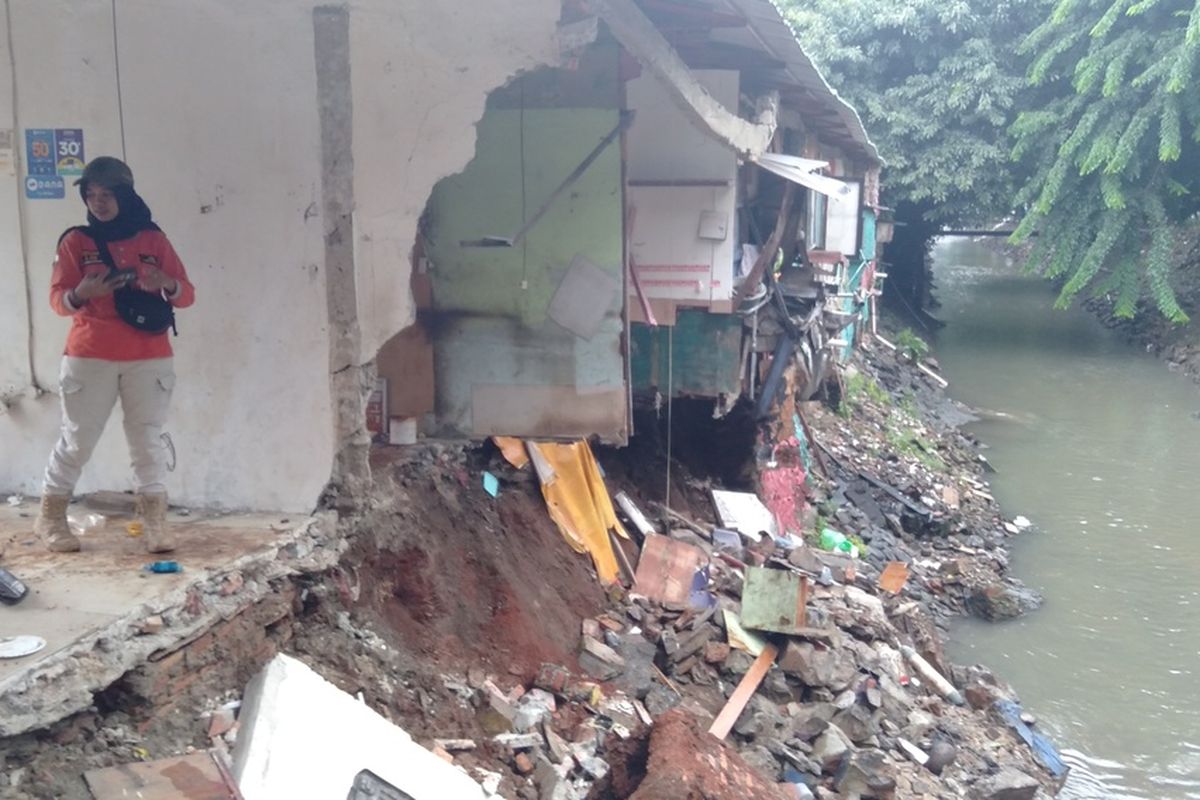 kondisi kios yang longsor di pinggir kali kawasan Pulo Gadung, Jakarta Timur, Jumat (24/1/2020)