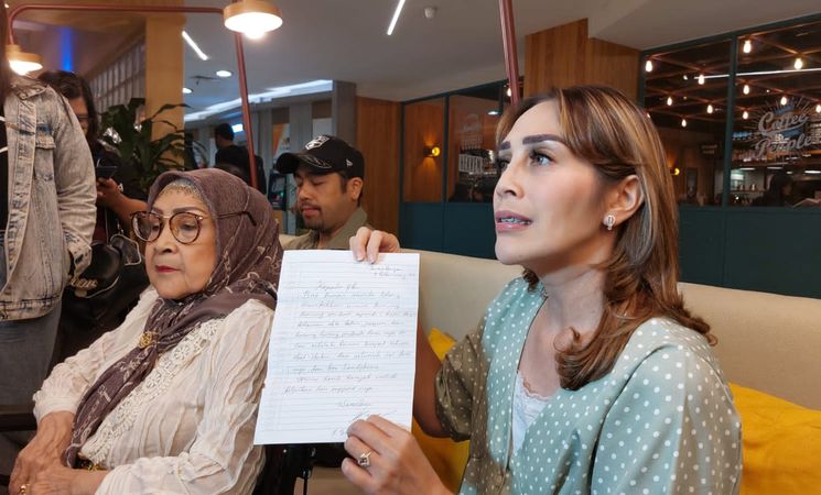 Ibu Ferry Irawan: Sama-sama Merintis di Politik Kok Tiba-tiba Ada Begini