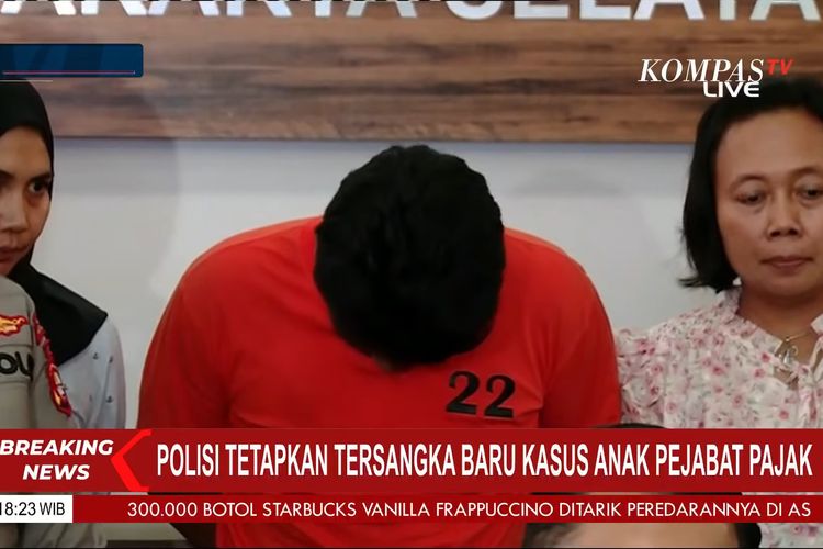 Shane Lukas (19) ditetapkan sebagai tersangka perekam aksi penganiayaan oleh mario Dandy Satriyo kepada korban D (17). Perilisan Shane Lukas dilakukan dalam jumpa pers di Polres Metro Jakarta Selatan, Jumat (24/2/2023).