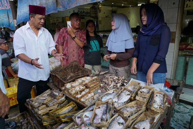 Calon Wakil Gubernur Jawa Barat nomor urut 2, Anton Charliyan atau disapa Kang Anton melakukan kunjungan ke Pasar Cisarua, Kabupaten Bogor, Kamis (31/5/2018).