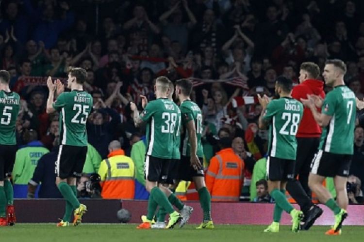 Para pemain Lincoln City membalas aplaus penonton di Stadion Emirates seusai laga perempat final Piala FA kontra Arsenal, Sabtu (11/3/2017). 